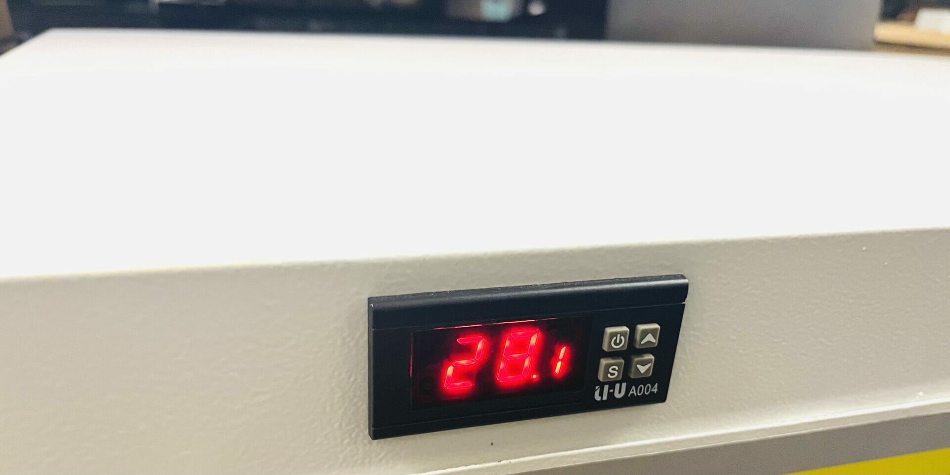 e-RIDES Fire Resistant charging cabinet temperature display